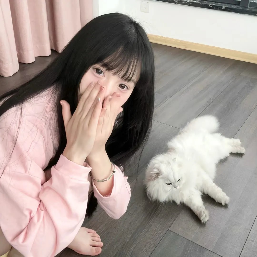 她在这里